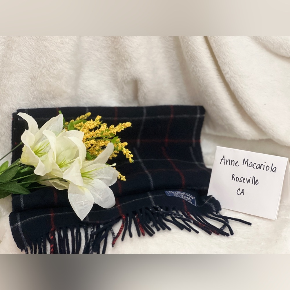 🌷🌷 Authentic Burberry London Scarf in 💯 Cashmere